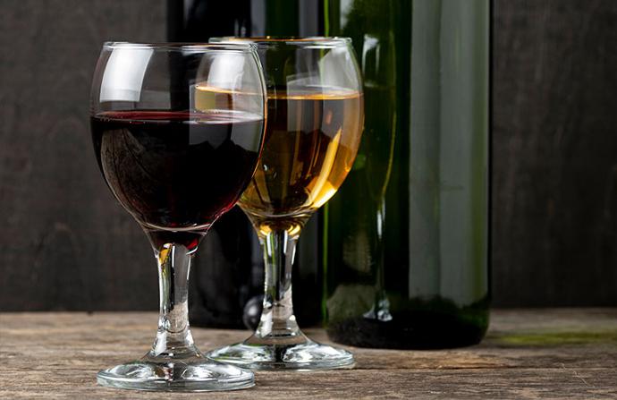 Bouteilles de vin de saison assorties sur une table en bois rustique