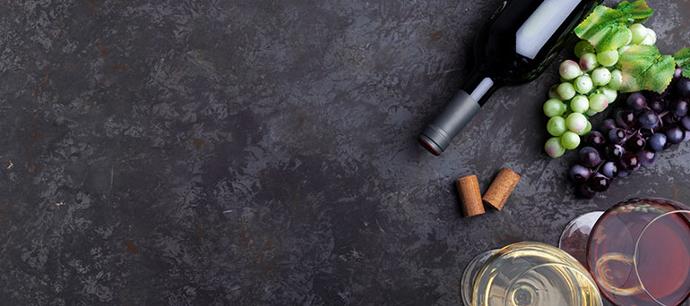 Vin rouge dans des verres sur une table du club du vin