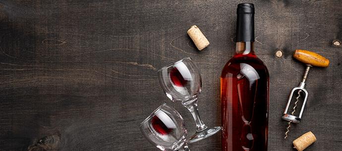 Vin de fête élégant - bouteille à étiquette dorée sur fond sombre