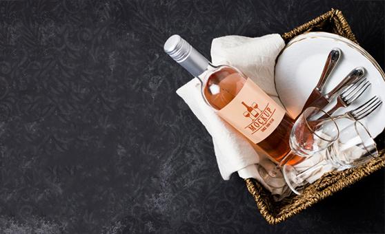 Une bouteille élégante de champagne fraîchement ouverte, avec des bulles pétillantes qui remontent à la surface dans des flutes de cristal scintillantes.